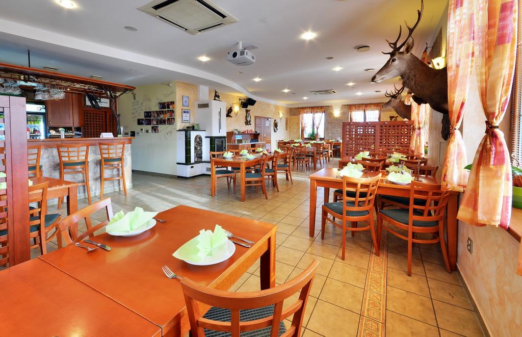 Restaurace A Penzion Kamenec Jilesovice Exterior photo