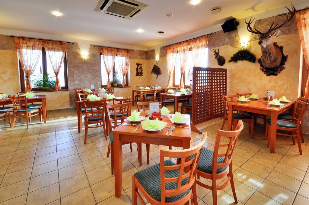 Restaurace A Penzion Kamenec Jilesovice Exterior photo