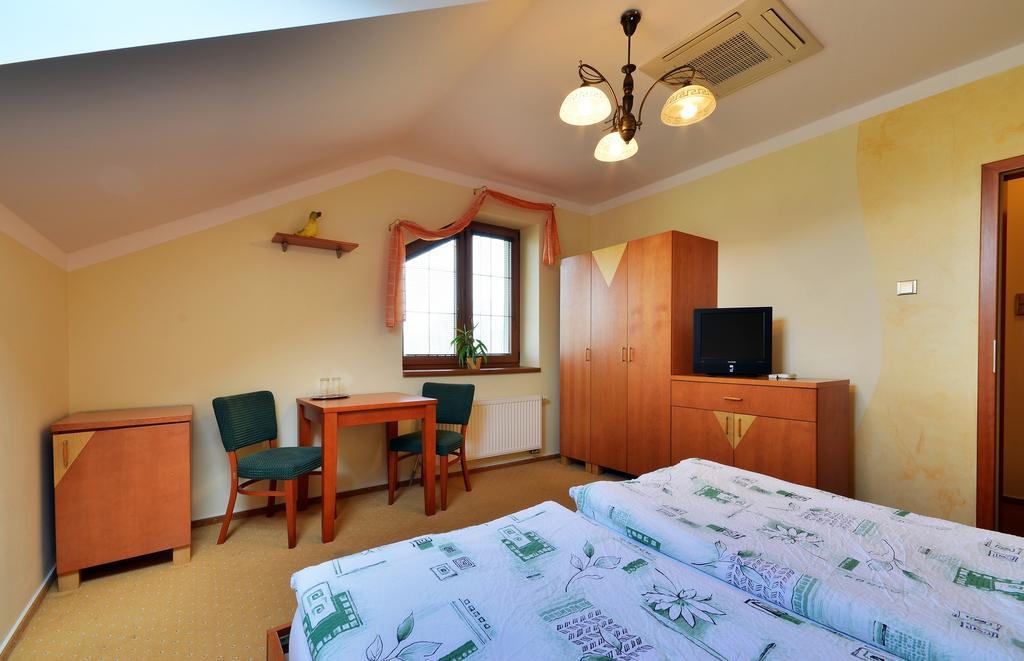 Restaurace A Penzion Kamenec Jilesovice Room photo