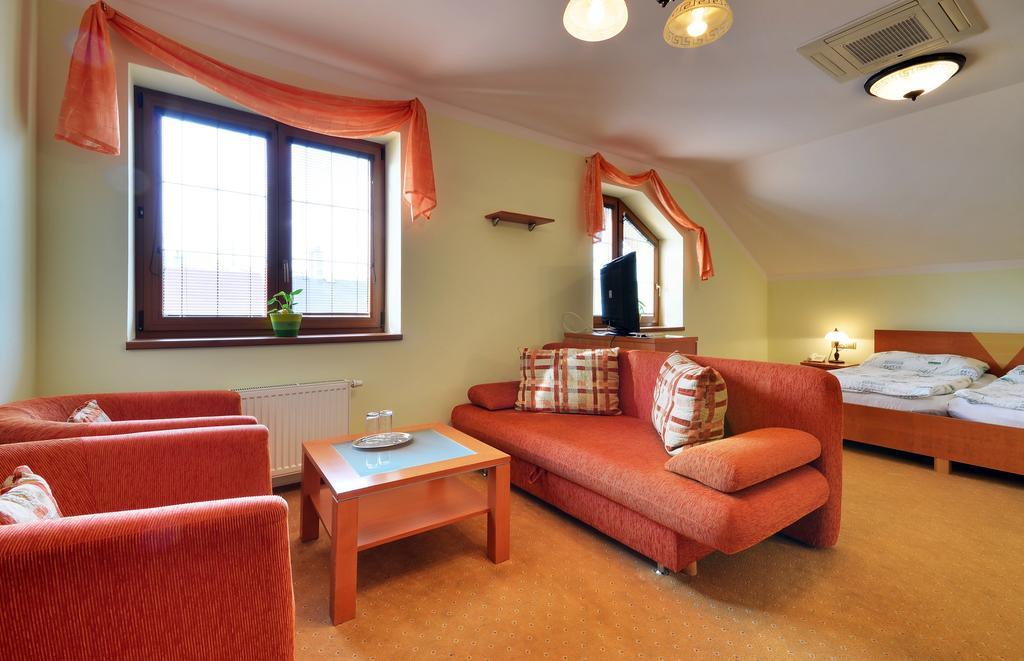 Restaurace A Penzion Kamenec Jilesovice Room photo